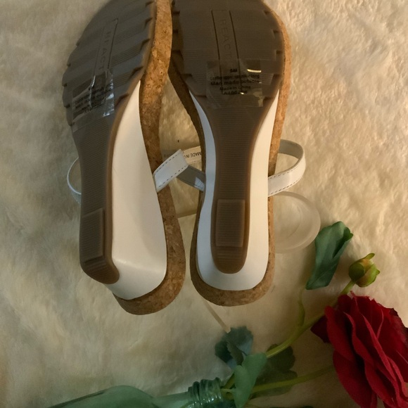 NWOT Kenneth Cole - White wedge sandals. Sz 6M - Picture 7 of 8